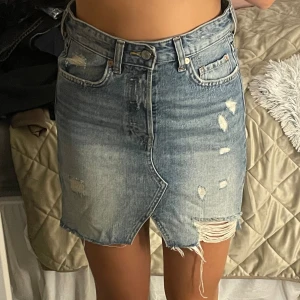 Jeanskjol - Ljusblå jeanskjol. Använd fåtal gånger