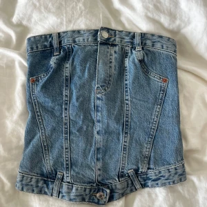 Jeanstopp / korsett - Jättesnygg jeanstopp / korsett från zara! Superbra till fester och utekvällar! Säljer för att den ej kommer till användning längre! Inget slitage!  Skriv till mig om ni har några frågor! 