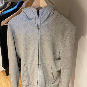 En grå cp company zip hoodie i fint skick, säljer då den är för liten. 