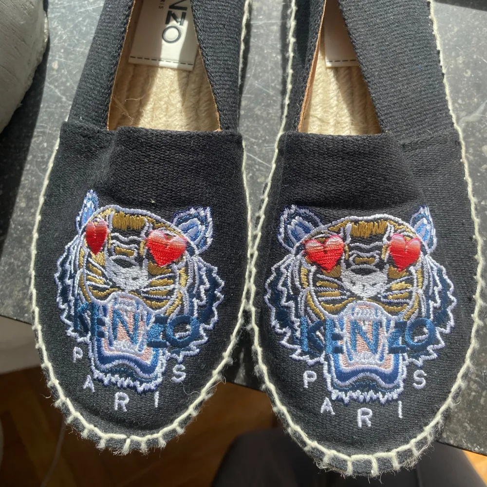 Superfina espadrillos från Kenzo, storlek 36. Som nya, använda utomhus en gång men de var tyvärr för små❤️Nypris 1549kr!. Skor.