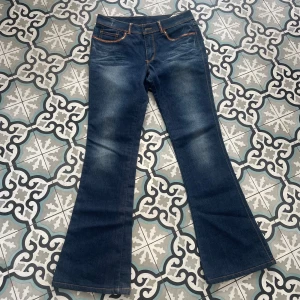 Low waist jeans  - Bra skick! Har EJ bild på Midja:37cm (rakt över) Innerbensmått: 75cm