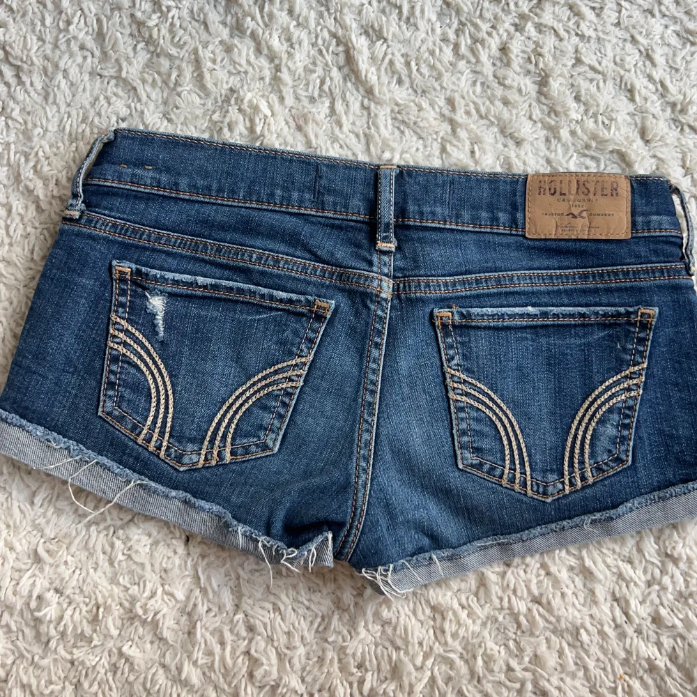 Världens snyggaste och super lågmidjade jeansshorts. Storlek w23 enligt lapp men passar mig med xs. Skulle säga storleken är xxs-xs. Midjemått:35x2 stretch till 37 Köp sker via köp nu, jag postar inom 24h. Kvar tills markerad såld . Shorts.