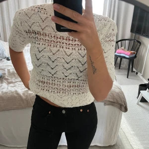 Stickad t-shirt - Stickad t-shirt från Zara i toppenskick 