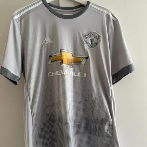 Zlatan tröja - Zlatan i Manchester United, har använt den fåtal gånger, den är xl men sitter perfekt på L också, pris kan diskuteras vid snabb affär 