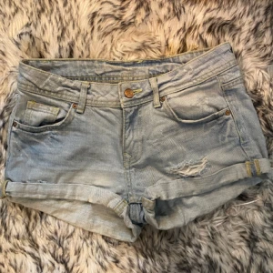 H&M jeansshorts  - Ljusblåa lågmidjade shorts. Säljer pga för små för mig