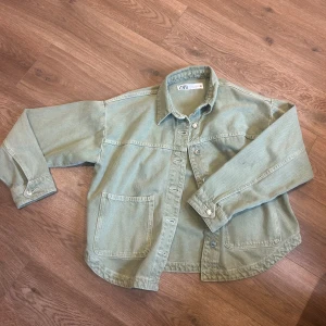 Grön jeansjacka - Jätte fin jeans jacka från zara i storlek xs, använd väldigt fåtal gånger eftersom jag har en annan likande jacka. Bra skick!💕