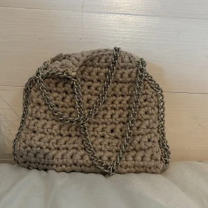 Virkad väska - Egenvirkad väska som liknar en StellaMcCartney falabella bag, taupefärgat garn med silvrig metallkedja💘Väskan är cirka 20cm bred och cirka 18cm hög💘