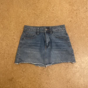 En jättefin jeanskjol 💕 - En jeanskjol i st xs säljer pga att den tyvärr har blivit för liten💕