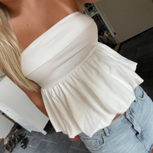 Bandeau  - Snygg tröja utan band med volang nertill, aldrig använd endast testad! 