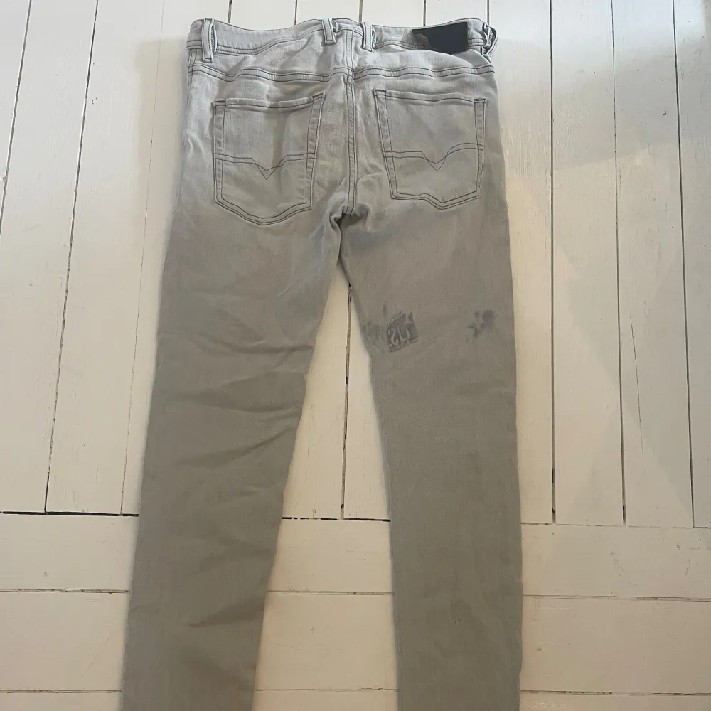 Säljer mina Diesel Jeans pga för små Skicket är sådär, dom är använda fåtal gånger men har tydliga fläckar (se bild) Storlek: 31/32. Jeans & Byxor.