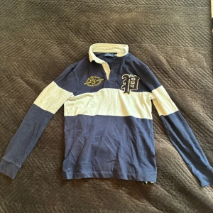 Ralph Lauren Pique tröja - Säljer denna Ralp Lauren Pique, passar dig mellan som är cirka 180cm. Tror storleken är medium/large. Tröjan är i fint skick utan skavanker. Köparen står för eventuell frakt, får gärna prova tröjan på plats. Nypris strax över 2000 på NK, inget kvitto