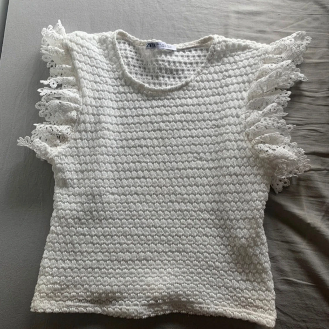 Vit stickad topp med spetsdetaljer - 90