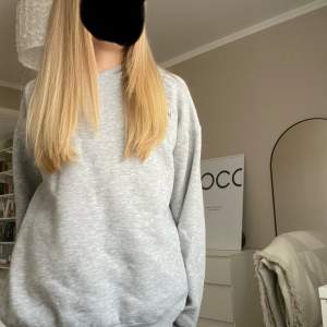 Gina hoodie grå i bra skick använd få tal ggr💗