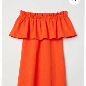 Off shoulder klänning - Jättefin orange/röd klänning från HM i storlek XS men passar oxå S. Klänningen är aldrig andvänd och med prislappen kvar då den aldrig kommit till andvändning. Slutsåld på hemsidan