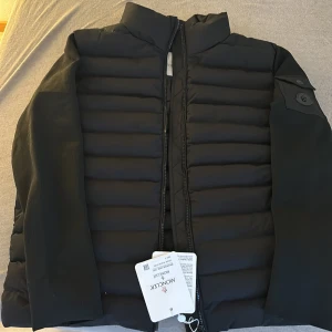 Moncler cardigan  - Ny, aldrig haft på mig den, säljs pågrund av att jag bytt klädstil. Pris kan diskuteras. Öppen för byte, kom med bud 