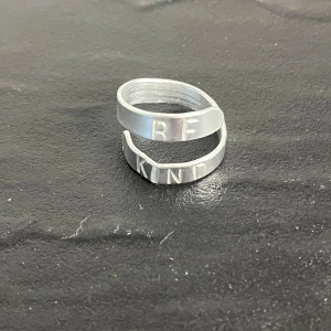 Be kind ring - Säljer denna handgjorda ringen som det står be kind på. Ringen är rostfri och perfekt för de som gillar stockholmsstil och smycken.