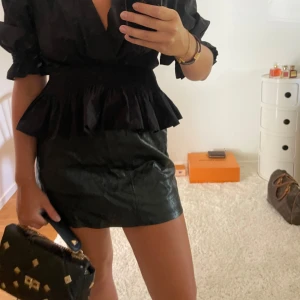 Skinn kjol - Skinn kjol från howtokissafrog, säljs inte längre!!❣️❣️jätte bekväm och skön😍❣️