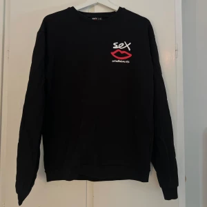 Sex Skateboards sweatshirt - Enbart använd någon enstaka gång, i bra skick och jätteskön! Köpt för 750kr