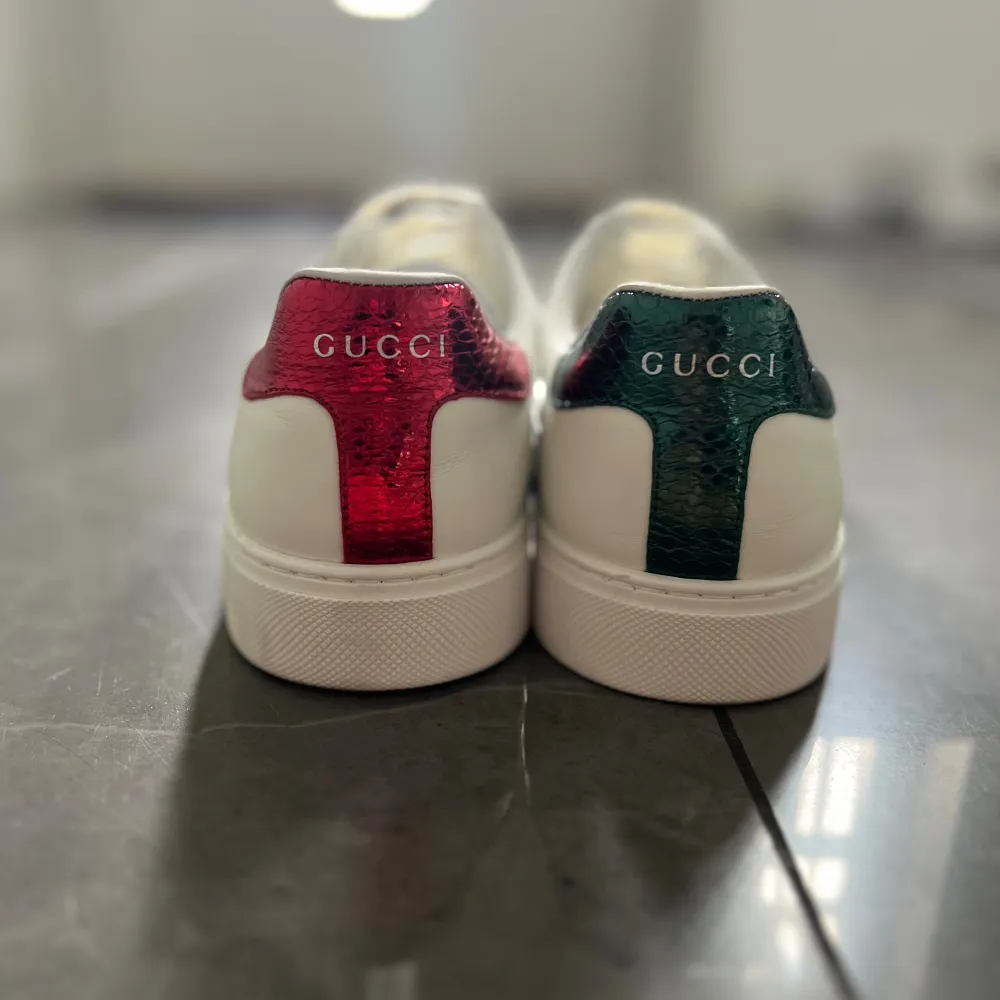 Ett par gucci ace skor som är använda två gånger. Väldigt bra skick. Skriv dm vid intresse.. Skor.