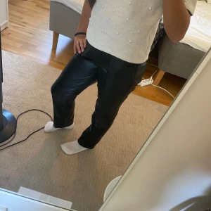 Skinn/läder byxor - Säljer dessa skinn/läder byxor från h&m eftersom dom inte kommer till användning, använda fåtal gånger alltså som nya 💗pris kan diskuteras 🙌
