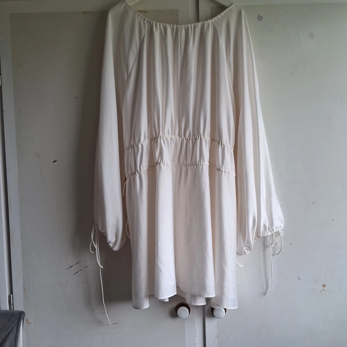 Vit långärmad klänning - 92