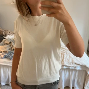 Stickad t-shirt - Fin stickad t-shirt, nästan aldrig använd💋❤️ Pris kan diskuteras 🫶
