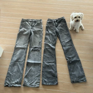 Gina tricot full length flare jeans  - Båda paren är varsamt använda. De mörkare  jeansen är i storlek 32 och de ljusare med hål är i storlek 34. 99kr för ett par 149kr för båda. 