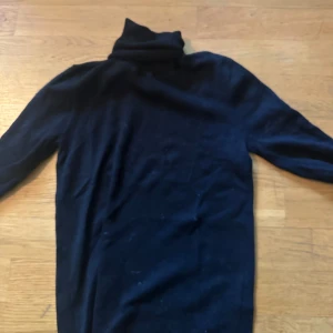 Svart polotröja - Svart stickad polotröja från Filippa K. Finns ett litet hål i halsen.  Skriv vid fler bilder eller intresse🖤