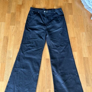 Ranger cartel jeans - ”Black wax flared denim” från ranger cartel. De är size xl. 36 i midjan och 33 i längd. Öppen för bud och skriv gärna frågor!