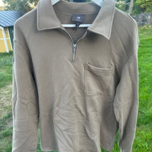 Långärmad pike - Säljer denna långärmade pike i färgen beige i storleken L men passar M från H&M. Inga deflekter och aldrig använd.
