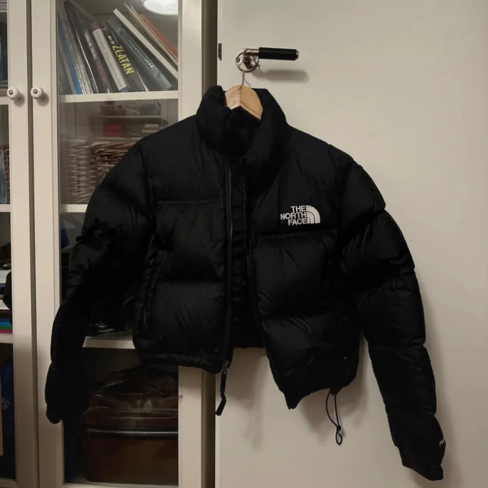 style women’s nuptse short jacket in black, har ett hål i ryggen som har lagats med en svart lapp. använd få gånger i storlek M. perfekt t vintern . Jackor.