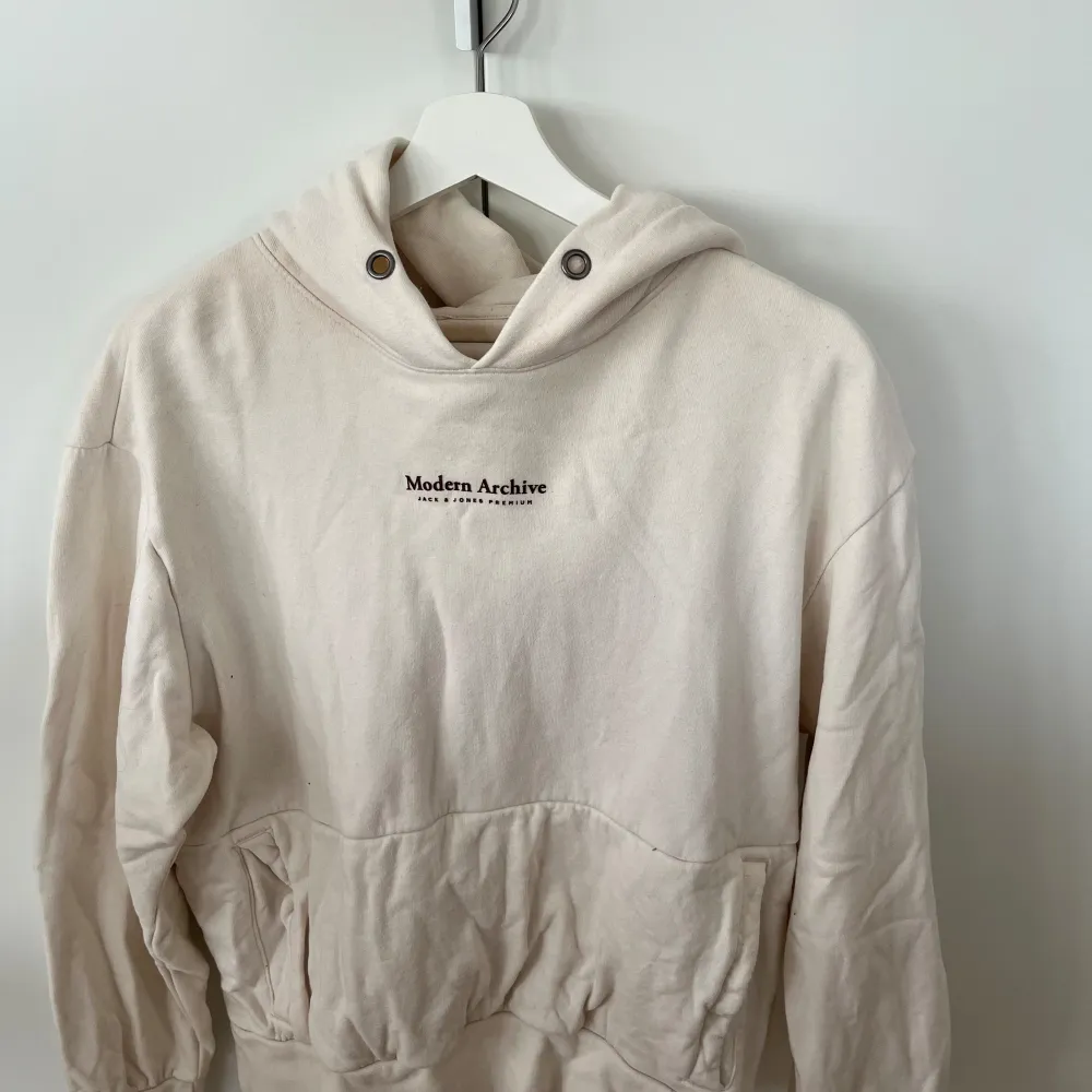 Skön stor Oversized hoodie, perfekt att ha hemma. Egentligen från Kill avdelningen på jack&jones men den passar jättebra till både tjej och kille. Otroligt skön, men kommer inte till användning längre.. Hoodies.