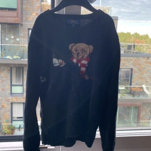 Svart stickad tröja från Polo Ralph Lauren - Säljer en svart stickad tröja från Polo Ralph Lauren. Den är långärmad och perfekt för höst och vinter. Tröjan är i storlek L (14-16) passar också herr XS!Nypris 2899kr