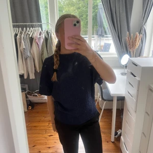 Topp från zara - Jättefin marinblå topp/blus från zara i storlek S. 