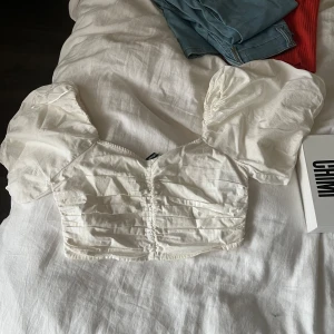 Topp - En helt oanvänd topp från Ginatricot ❤️ inga defekter, den har resår i ryggen och är därmed töjbar ❤️Skriv för fler bilder eller frågor! 