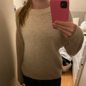 Söt beige stickqd tröja med pärlor - Säljer pga att den är för liten, bra skick.🌸 Skriv för frågor💕