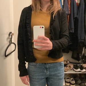 Kofta - Svart långärmad kofta 40 maskintvätt  96% polyester  4% elastan 