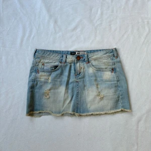 Lågmidjad jeans kjol❣️ - Mest perfekta kjolen någonsin❣️ vintage från bredvid i hur härlig färg som helst🐆 dragkedjan är sönder men inget som jag tycker syns på ❣️tryck gärna på köp nu❣️