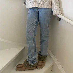 Mid straight jeans - Ett par jeans från Monki. Storlek 34, utmärkt skick i den finaste ljusblå färgen!