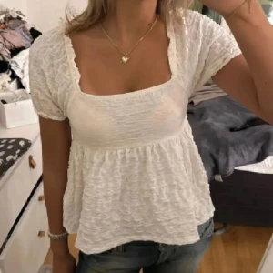 Söt topp - Säljer denna super söta toppen från Gina Young som inte går att köpa längre. Den är i storlek 158/164 men passar mig som har xs/s bra. LÅNAD BILD så skriv privat för egna bilder. PRISET KAN DISKUTERAS VID SNABB AFFÄR!💕