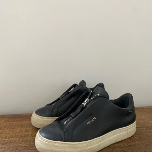 Arigato sneakers - Arigato sneakers i äkta läder. Har en högre sula. Skorna är i använt men bra skick. Sulan är inte tvättad på bilderna.