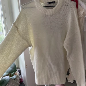 Stickad tröja - Stickad tröja från lager 157, aldrig använd💗 för fler frågor kom dm 