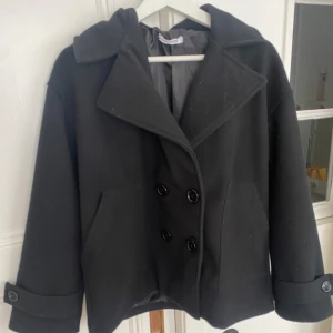 Design by si kappa - Säljer denna populära kappa från design by si, perfekt nu inför hösten. Använd fåtal gånger! Skriv vid minsta fundering☺️