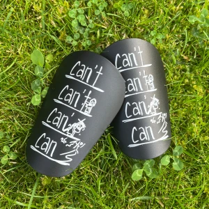 Mini benskydd (Can’t) - Mini benskydd är små och lätta skydd som skyddar smalbenen utan vara klumpiga eller bägrensa rörelsen. Dessutom är det enkla att ta på och av , vilket gör dem praktiska under träningar och matcher.