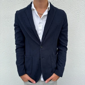 Marinblå Cardigan  - Marinblå Cardigan/Kavaj | Skick: 10/10 | Storlek: M | Nypris: 595kr | Säljer för 349kr | Spårbar frakt via Postnord eller Instabox | Hör av dig vid frågor eller funderingar