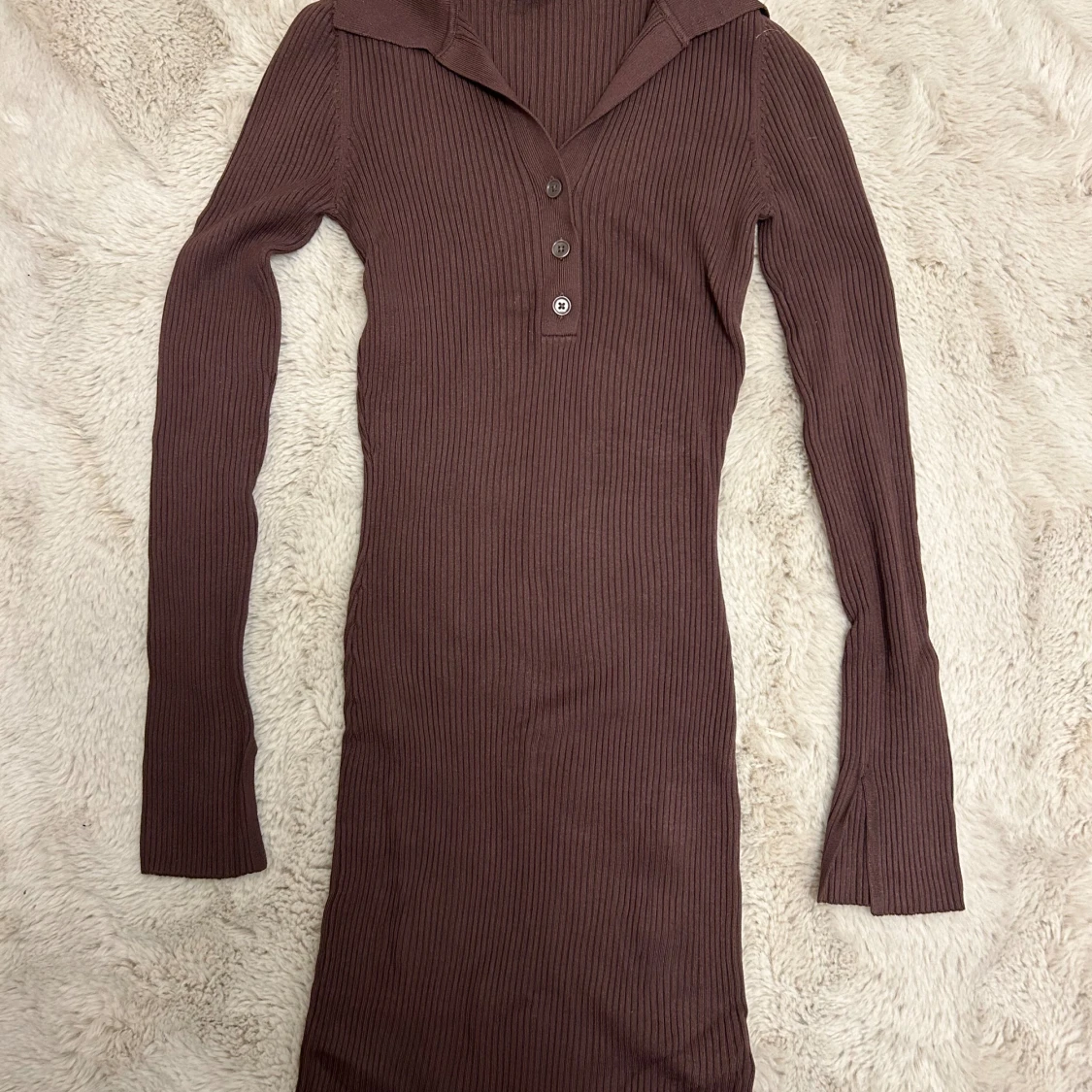 Brun ribbad långärmad klänning 