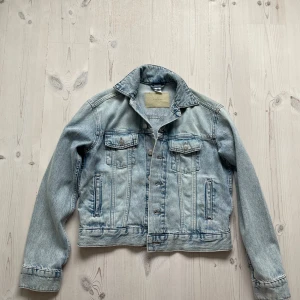 Jeansjacka  - Snygg, trendig jeansjacka från hm. Använd en gång, i nytt skick. Original pris 550-600kr.