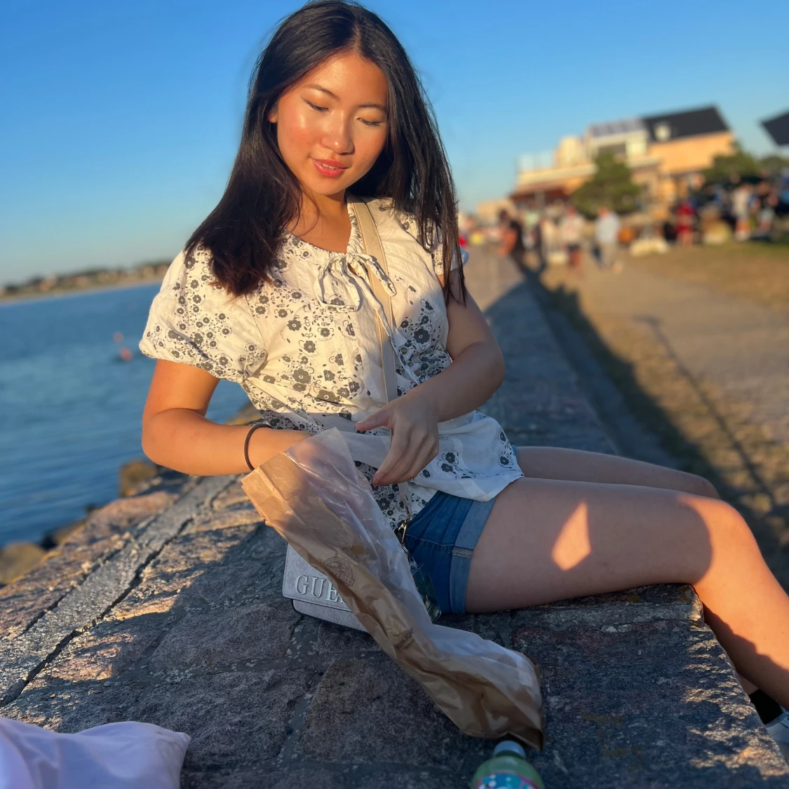 Vit blommig blus med rosett