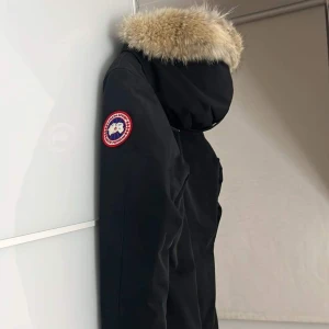 Canada goose, Victoria parka  - Canada Goose Victoria parka, storlek S, Versionen med äkta päls  -Lukt, rök och parfym fri   -Inga hål  -Ingen päls eller dun på jackan som lossnat  -Äkthetsgaranti finns även.   PM för detaljerade bilder!  Ny pris 9899kr Finns på Lidingö 