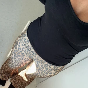 Leopard mönstriga byxor  - Storlek s passar m och xs eftersom dom e stretchiga, om ni har frågor tveka nt att skriva.🤍